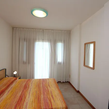 Seafront With Shared Pool Daire *
