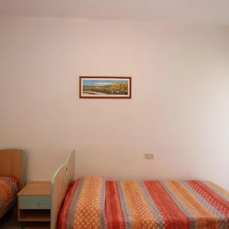 Seafront With Shared Pool Apartmán